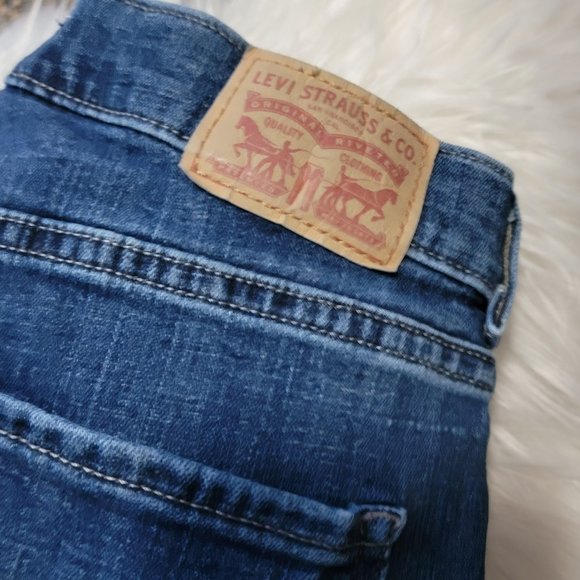 EUC Classic, perfect fit jeans With a little stretch. Made by Levi's. Size 8 - Picture 3 of 15